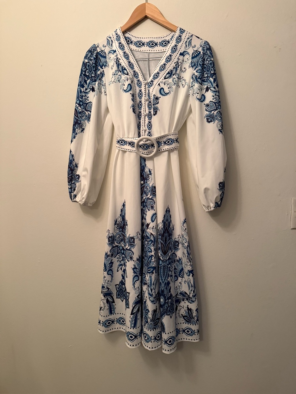 Vintage-inspired Boho White and Blue Printed V-Neck Midi Dress with Belt